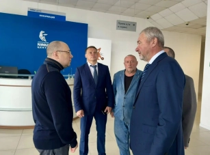 Изображение новостиДепутат Госдумы Сергей Петров оценил масштаб производства «Сотранс» в Красном Бору